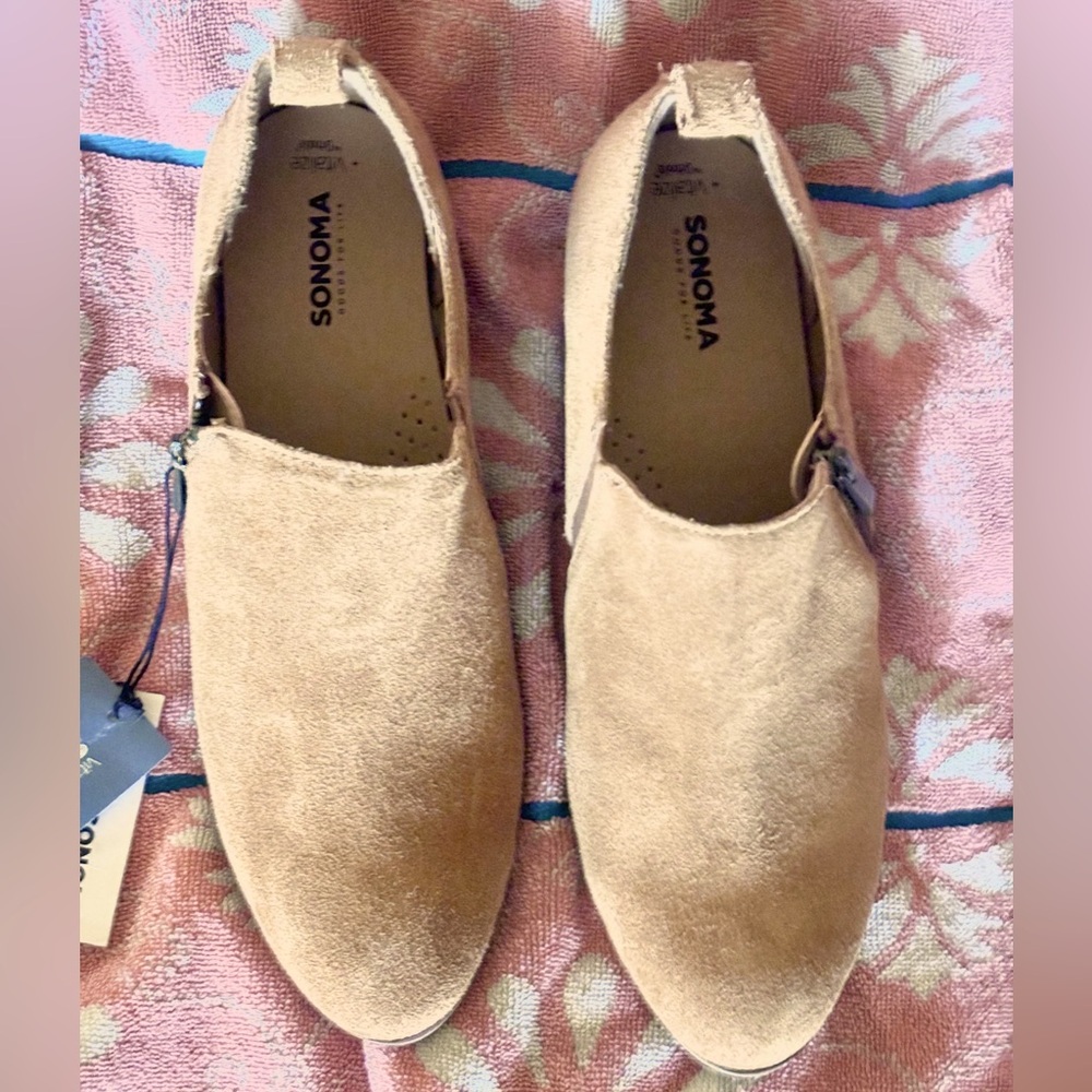 Sonoma ankle boots with side zipper.